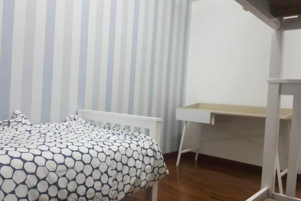 3Rooms 10Pax Mc 5 Star Hotel Sofa&Bed Mrt Mcd Axiata Seri Kembangan Extérieur photo